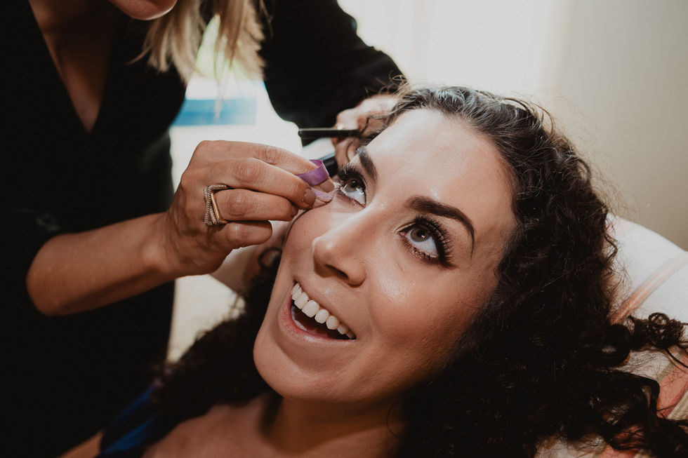 Noiva feliz se arrumando