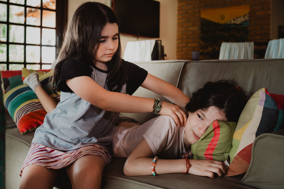 Crianças brincando no dia do casamento