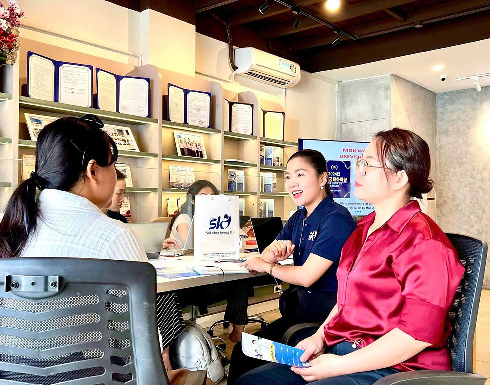(Khoảnh khắc chuyên viên Sky đang tư vấn cho phụ huynh tại văn phòng Quận 7)
