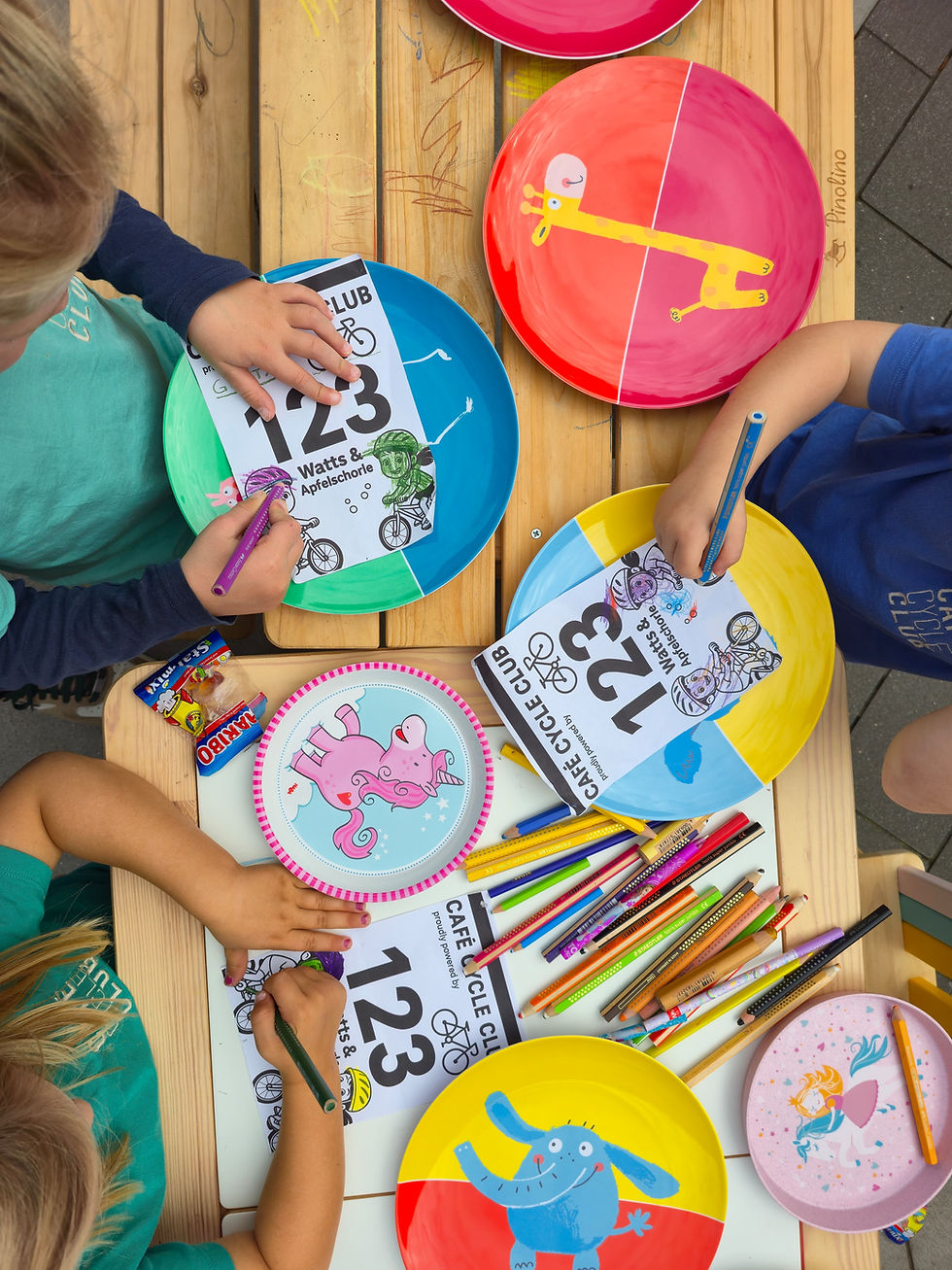 Am Ende konnten die Kids ihre Startnummer noch ausmalen.