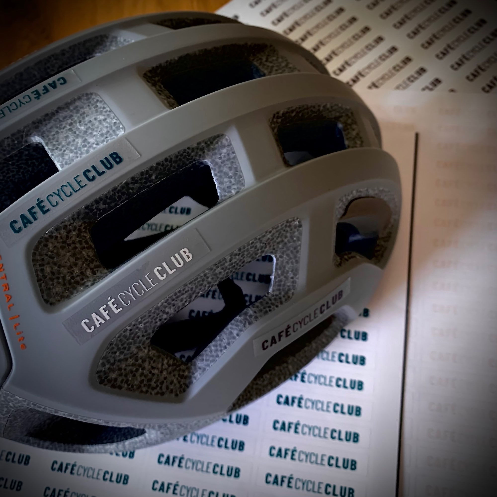 Café Cycle Club Helm Sticker