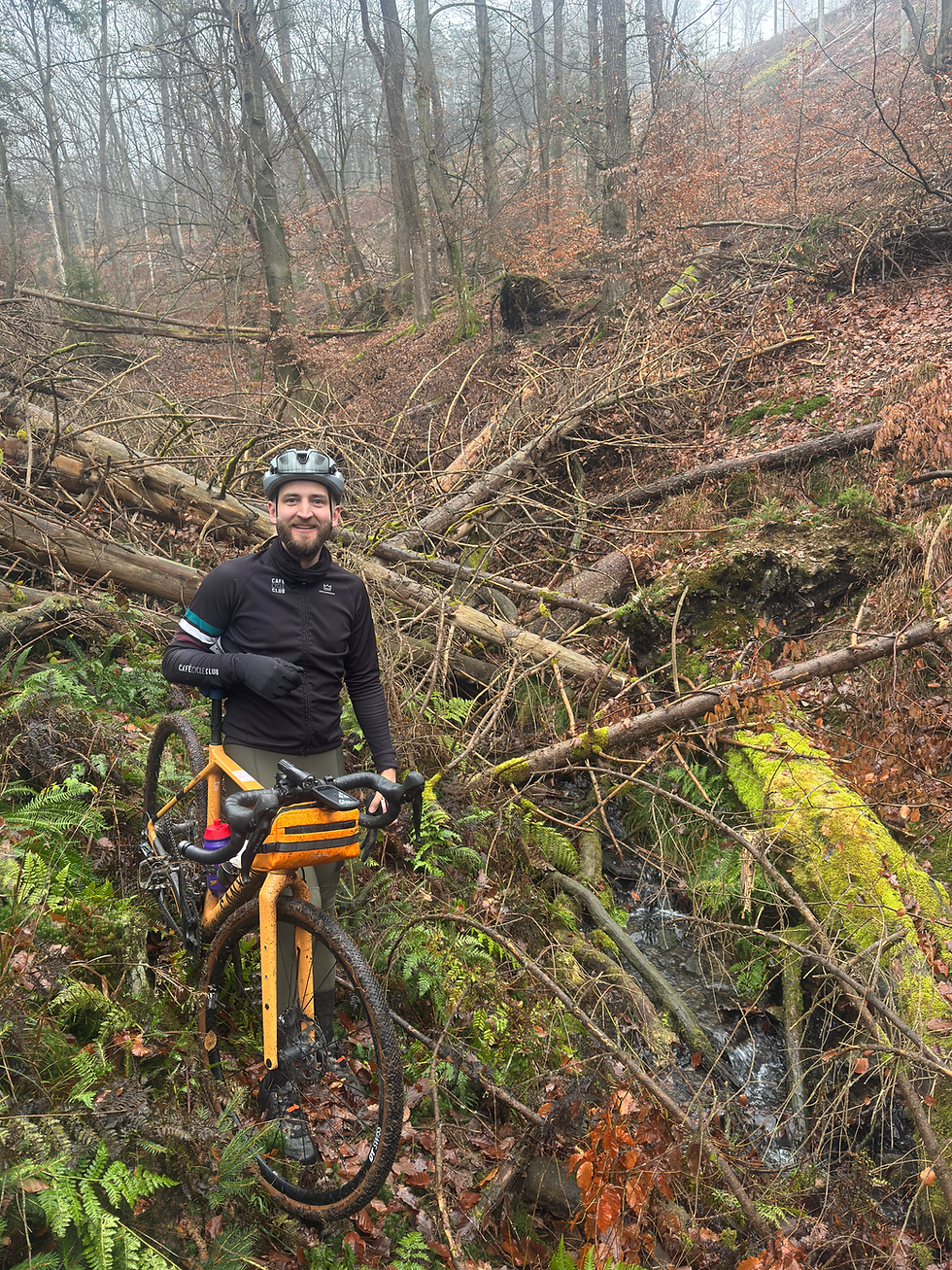 Abenteurer Lars, der bei einheimischen Spaziergängern mit Allgemeinwissen zum Bergischen Land glänzen konnte. 