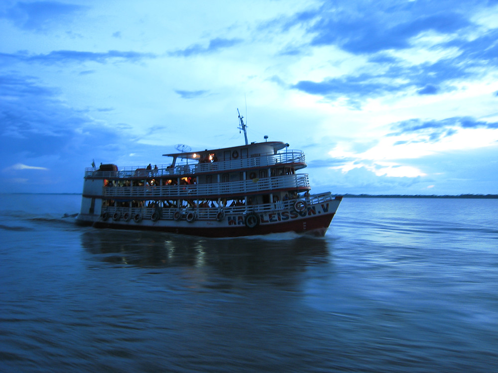 アマゾン河の定期船