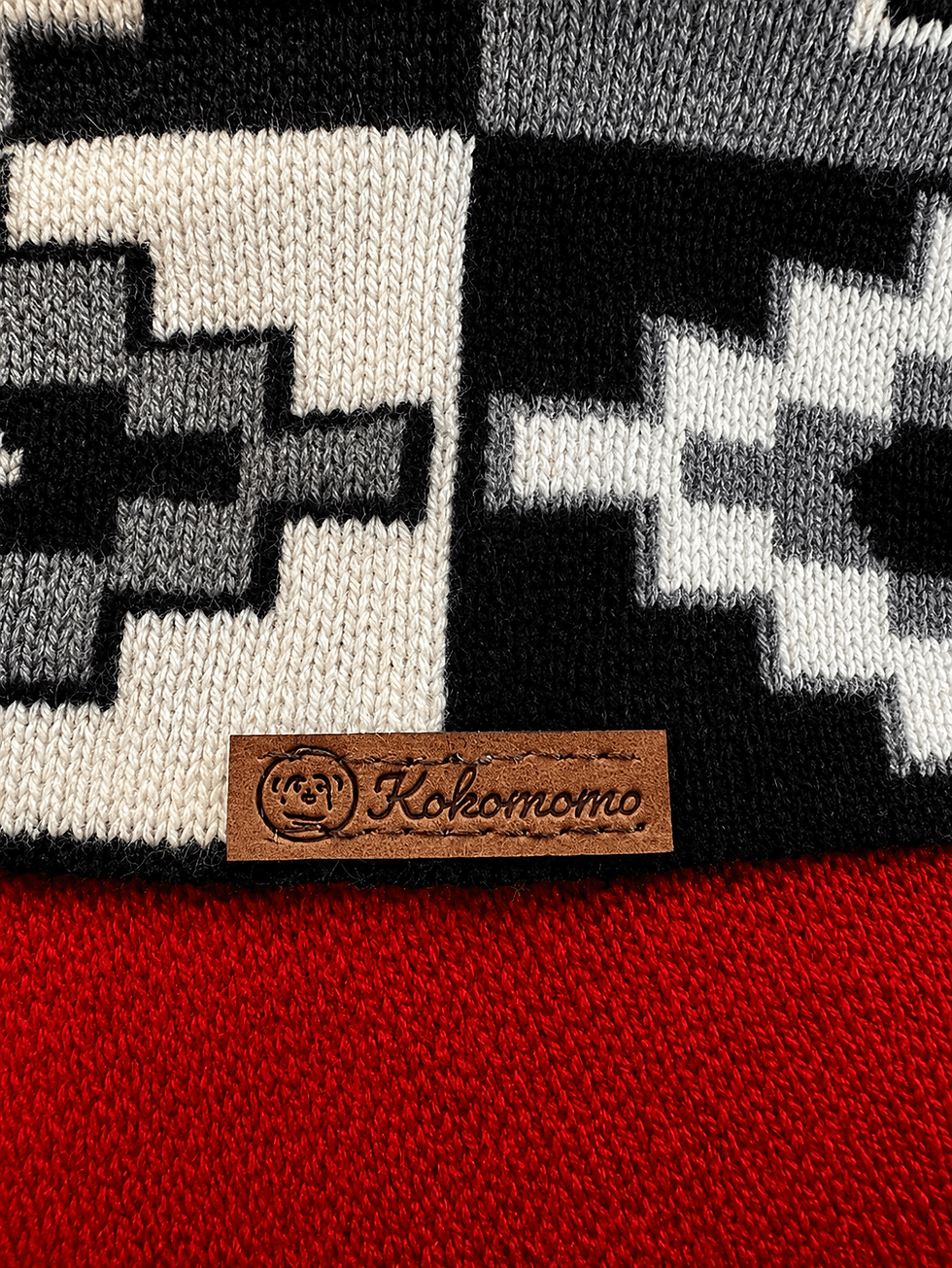 Miniaturbild: Alpaka Pullover Damen Rot – Detail vom Lederlabel