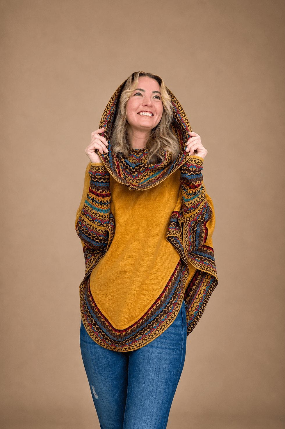Damen Alpaka Poncho “Sonnengelb” mit Kapuze – Vorderansicht