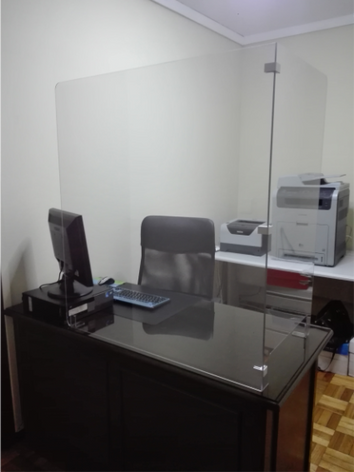 Secretária com barreira acrílica