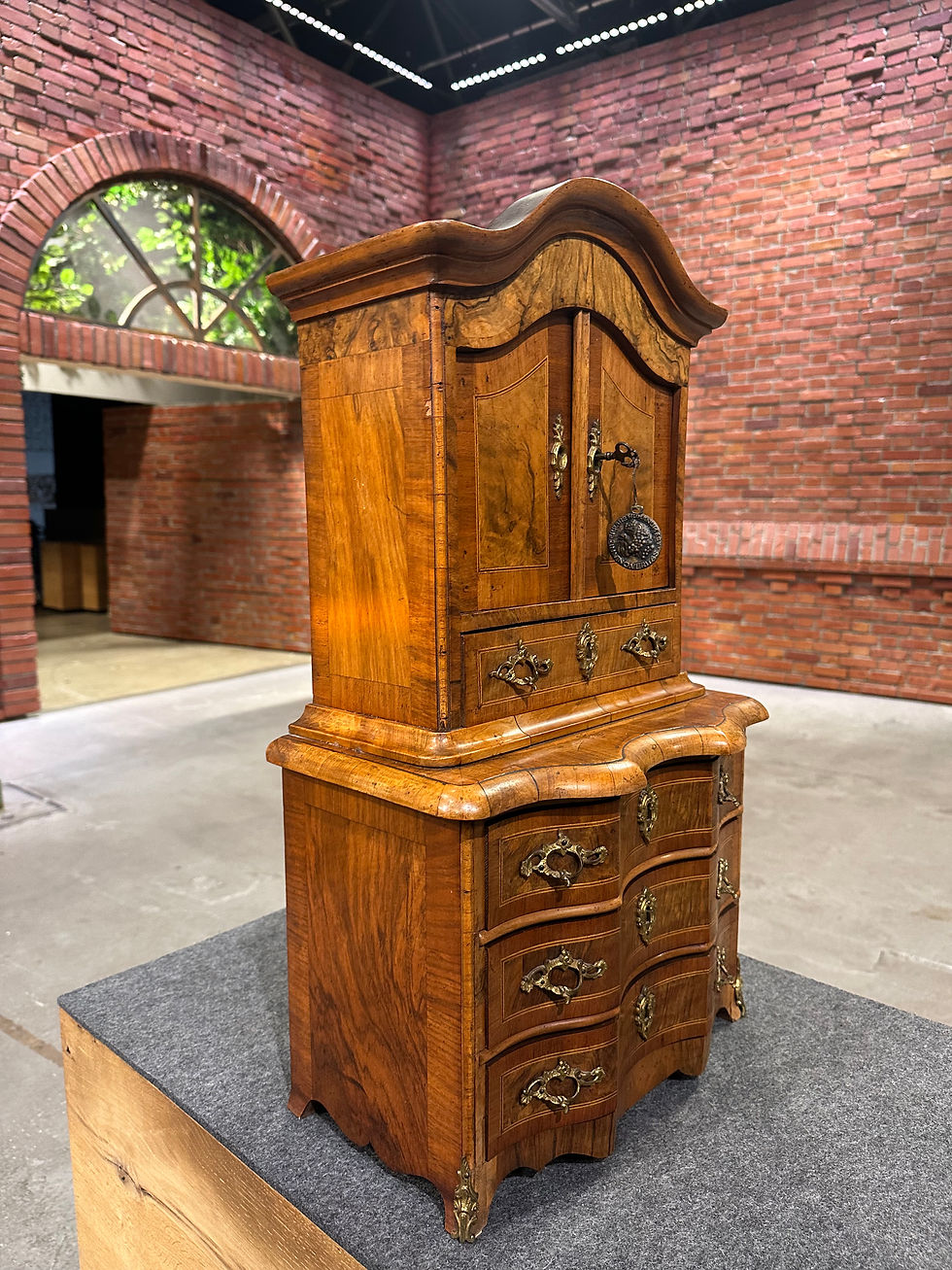Reserviert :Seltener Barock-Miniaturschrank / Meisterstück um 1890 – Nussbaum-Wurzelfurnier