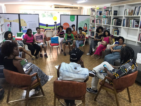 Akins Kintê participa do Clube Literário Resenha Preta