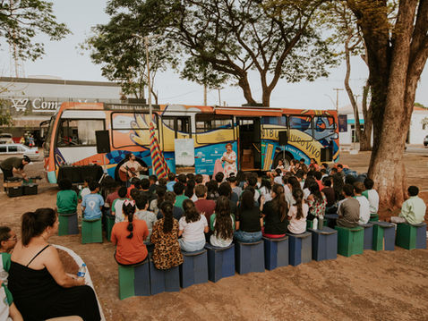 Ônibus Livro Vivo roda pela região