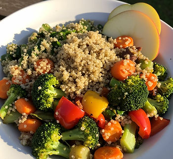 Sallad med quinoa, morot, broccoli, paprika, äpple
