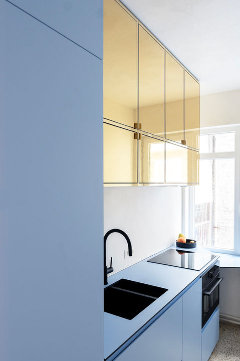 blauwe keuken met gouden spiegellaminaat