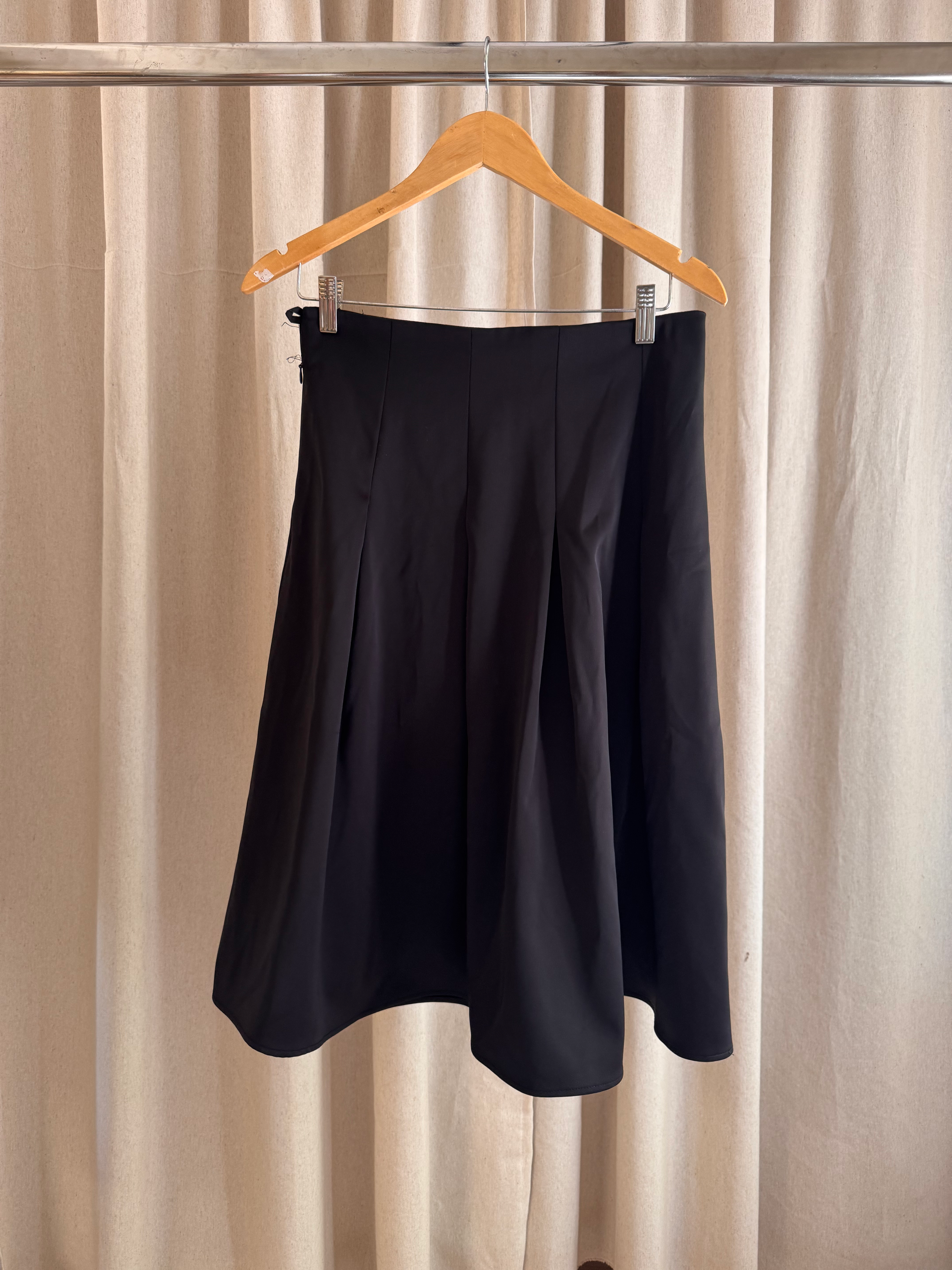 חצאית פעמון מבריקות עדינה