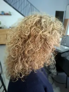 Femme blonde, coiffure bouclée, Complément Capillaire, Coiffeur à Domicile, L'Oréal Professionnel.