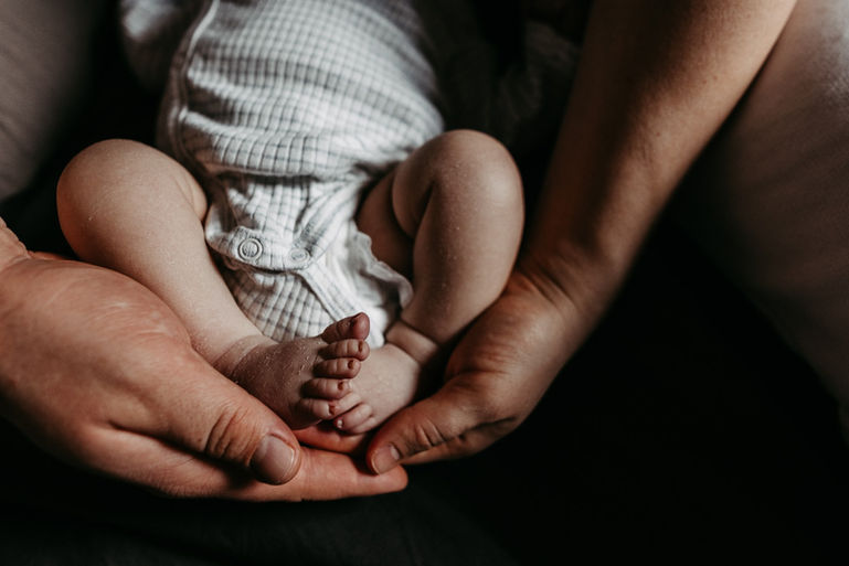 echtes und authentisches Newborn Bild einer Familienreportage in Heidelberg
