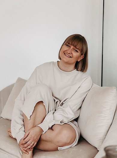 Bildvon Charleen Eggers auf Couch, lächelnd, sympatisch, offen