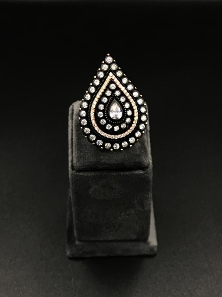 Küçük resim: Gümüş Elmas Montürlü Damla Yüzük / YERLİ ÜRETİM