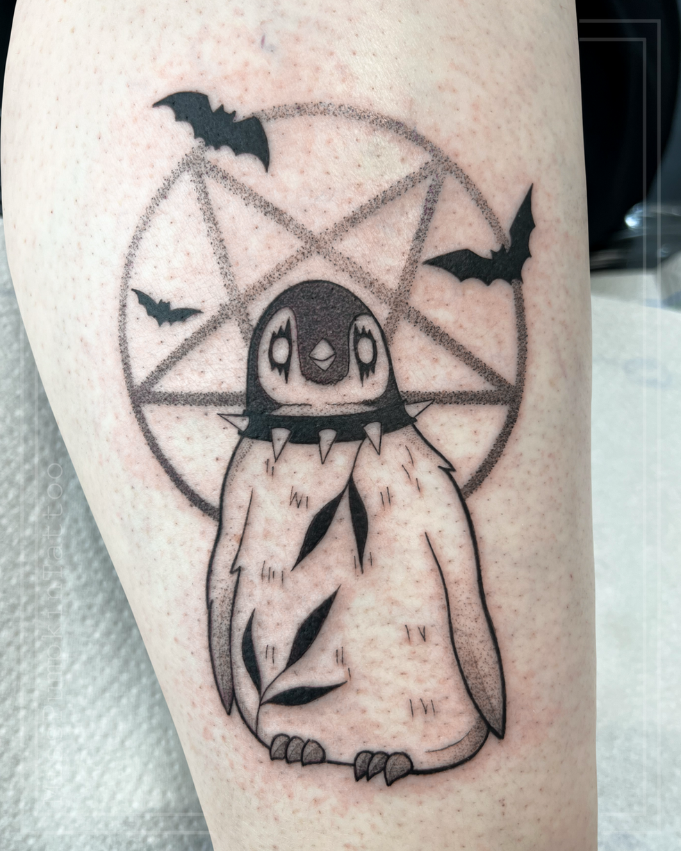 Blackwork, Fineline Tattoo, Kleines Tattoo, Gothic Pinguin
