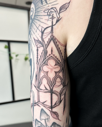 Blackwork, Fineline Tattoo, Kleines Tattoo, Gotik-Stil