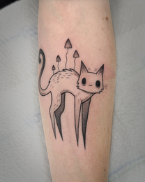 Blackwork, Fineline Tattoo, Kleines Tattoo, Katze mit Pilzen