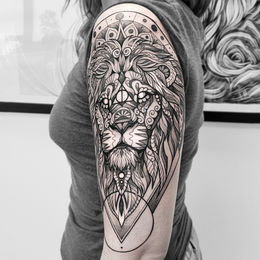 Schwarz-Weiß Tattoo, Blackwork, Löwe, Mandala, Ornamental