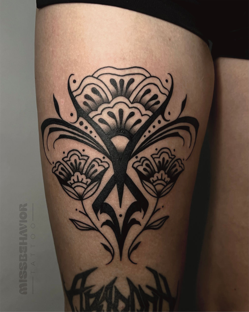 Schwarz-Weiß Tattoo, Ornamental, Blackwork, auf dem Oberschenkel