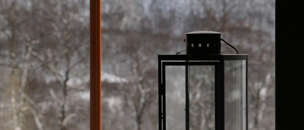 Utsikt från vardagsrummet i Ramundberget. Inredningsdetaljer som ger fjällkänsla.