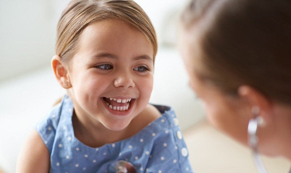 Fille adorable avec Pédiatre