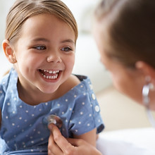 Fille avec médecin