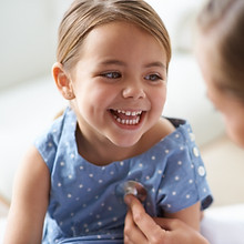 Fille adorable avec Pédiatre
