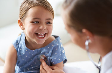 Criança sorridente com médico