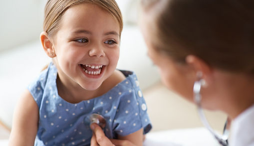 Entzückende Mädchen mit Kinderarzt