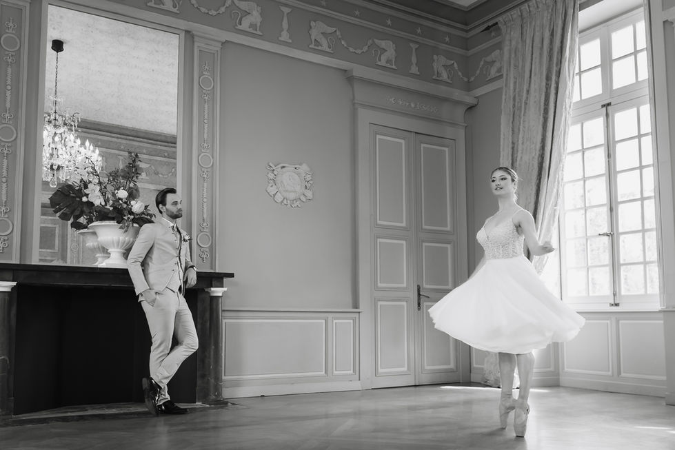Danseuse classique en mouvement dans les jardins du Château de Drudas
Couple élégant devant le Château de Drudas, ambiance éditoriale
Portrait artistique d’une danseuse classique en robe de mariée
Danseuse en mouvement avec voile long dans un cadre château
Couple en tenue élégante, lumière naturelle, style fine art
Détail robe de mariée et posture de danse classique
Couple posé devant une architecture de château français
Mouvement fluide d’une danseuse dans un décor raffiné
Scène romantique inspirée d’un mariage au Château de Drudas
Jeu de lumière sur une danseuse en extérieur
Couple chic dans un décor haut de gamme à la française
Silhouette élégante en mouvement, ambiance éditoriale mariage
Détail artistique capturant grâce et émotion
Mise en scène raffinée dans un château en Occitanie
Interaction subtile entre un homme et une danseuse classique