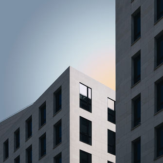 Moderne Wohngebäude mit Fenstern vor blauem Himmel