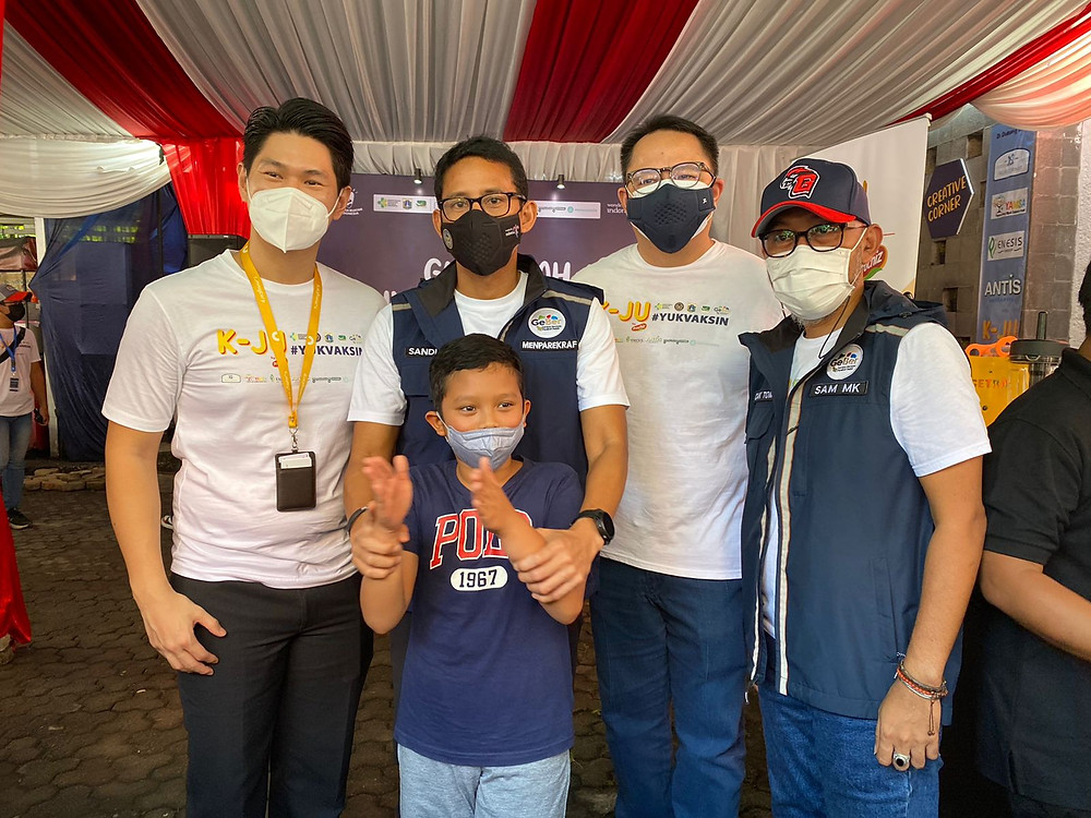 foto bersama vaksin gratis k-ju