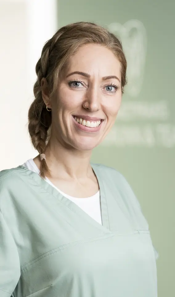 Das ist unsere Mitarbeiterin Jasmin. Ihre Arbeitsfelder umfassen die Assistenz und Prophylaxe.