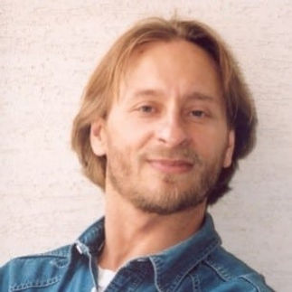 Als Kursleiter der Open Class biete ich einen offenen Tanzkurs für alle an, die ihre Technik verfeinern, neue Bewegungen entdecken oder einfach die Freude am Tanz erleben möchten. Mein Unterricht ist für Tänzerinnen und Tänzer aller Erfahrungsstufen geeignet und verbindet Technik, Ausdruck und Kreativität in einer inspirierenden Atmosphäre.