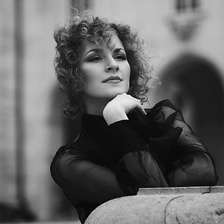 Als Pre-Ballett-Lehrerin begleite ich die Kleinsten auf ihren ersten Schritten in die Welt des Tanzes. Spielerisch vermittle ich die Grundlagen des Balletts und fördere Körpergefühl, Musikalität und Freude an der Bewegung.
In einer liebevollen und kreativen Atmosphäre lernen die Kinder mit Spaß und Leichtigkeit erste Positionen und Bewegungen – ganz ohne Druck, aber mit viel Begeisterung. Mein Ziel ist es, ihnen die Freude am Tanz zu vermitteln und eine Basis für ihre weitere tänzerische Entwicklung zu schaffen.