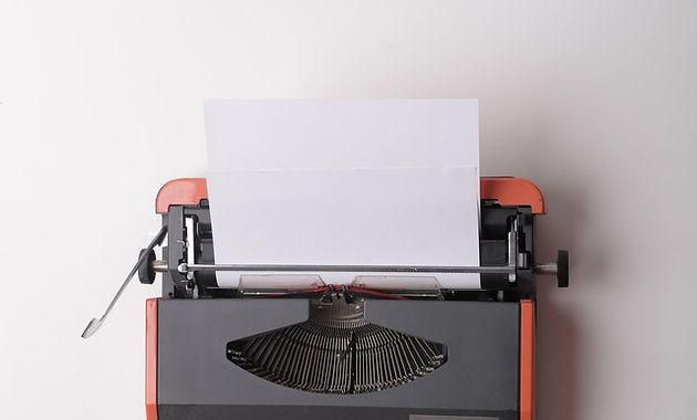 writer-working-on-typewriter-in-office-3