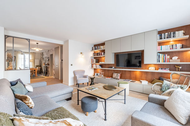 PIECE DE VIE, salon, canapé, rénovation, bibliothèque, meuble sur mesure, architecture, rénovation appartement, dressing, point de Hongrie, parquet, entrée, verrière, poignée laiton