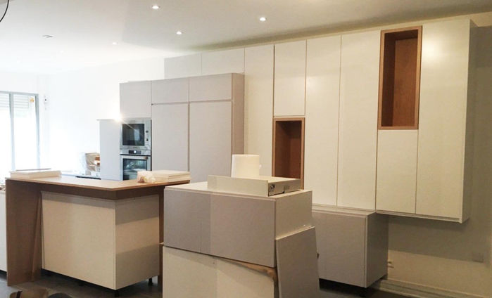 Cuisine et bibliothèque sur mesure blanc bois et cachemire