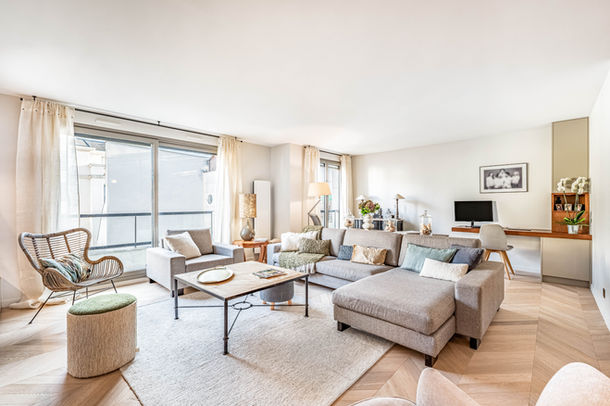 PIECE DE VIE, salon, canapé, rénovation, bibliothèque, meuble sur mesure, architecture, rénovation appartement, dressing, point de Hongrie, parquet, entrée, verrière, poignée laiton, bureau