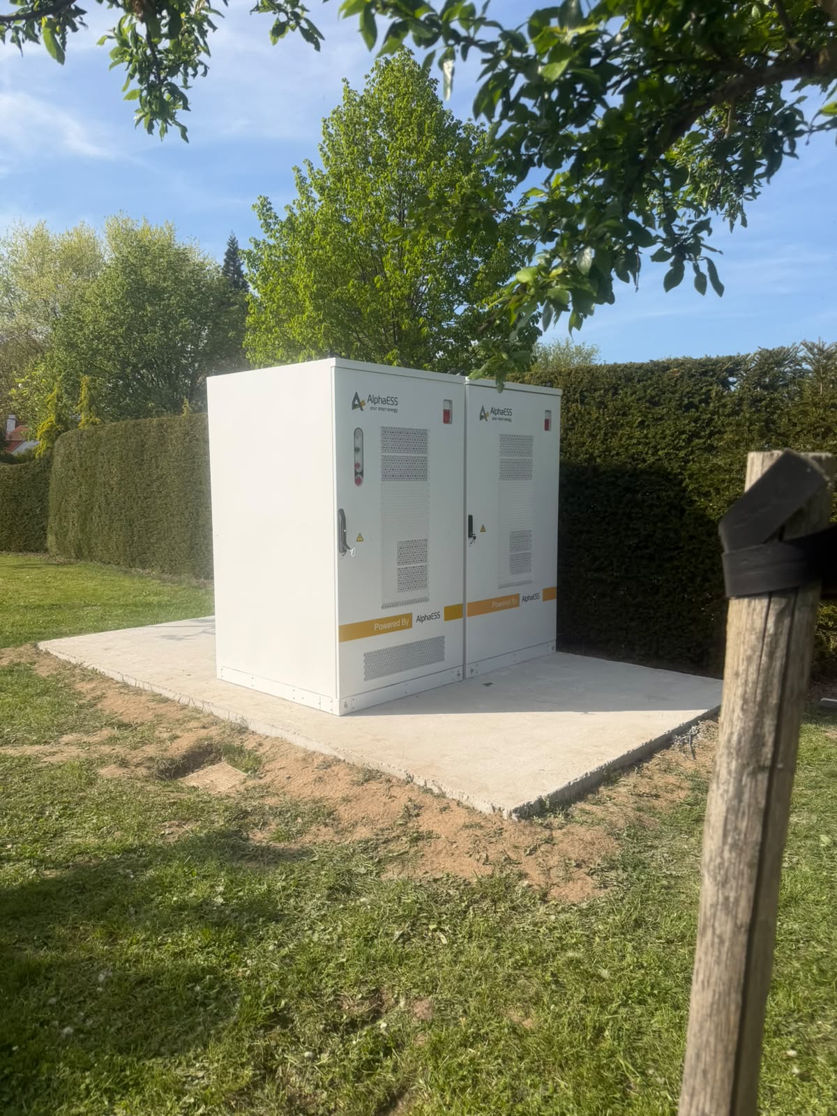 B2B thuisbatterij — opstelling buiten