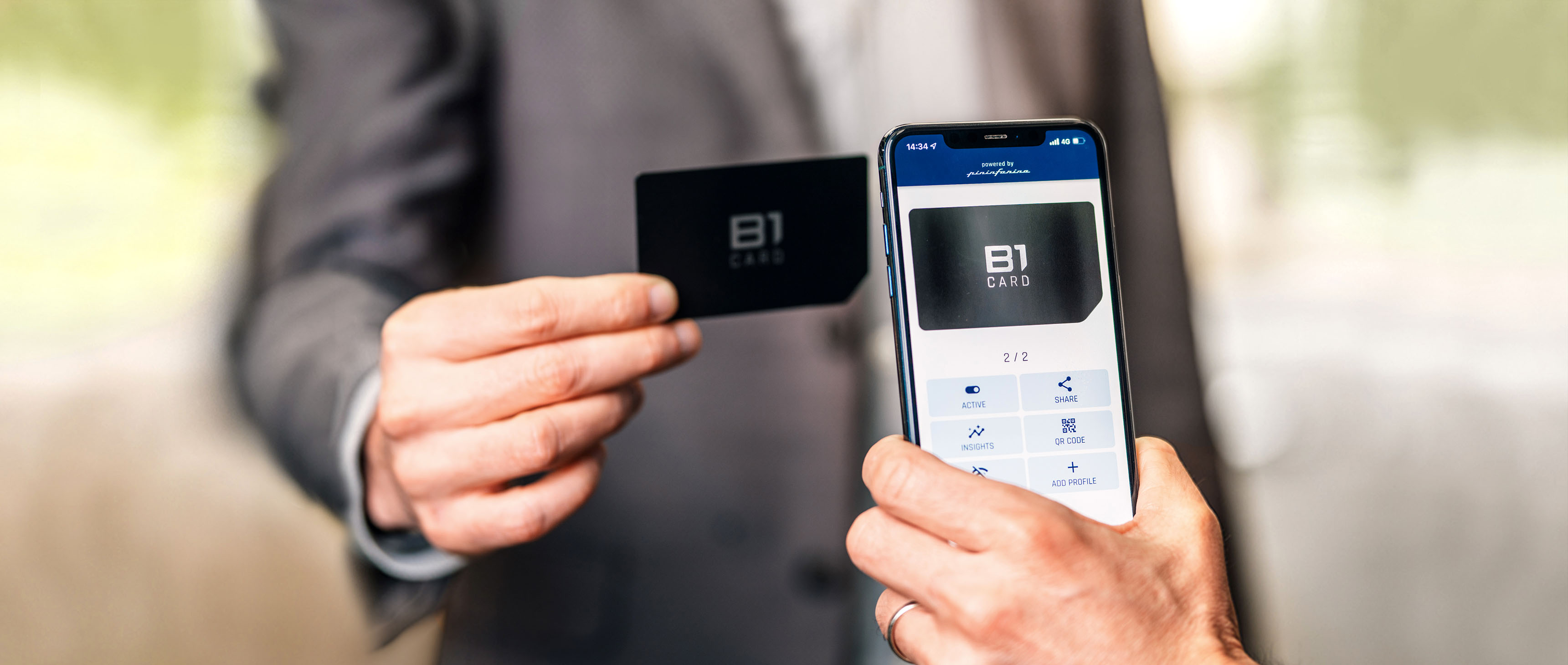 Officiële B1 Card-productfoto: kaart en app tijdens een persoonlijke ontmoeting
