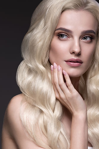 blonde-hair-woman-beautiful-curly-hairstyle-wavy-l-2021-08-28-09-18-22-utc.jpg