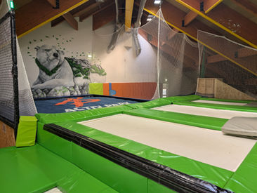 Salle de trampo avec airbag