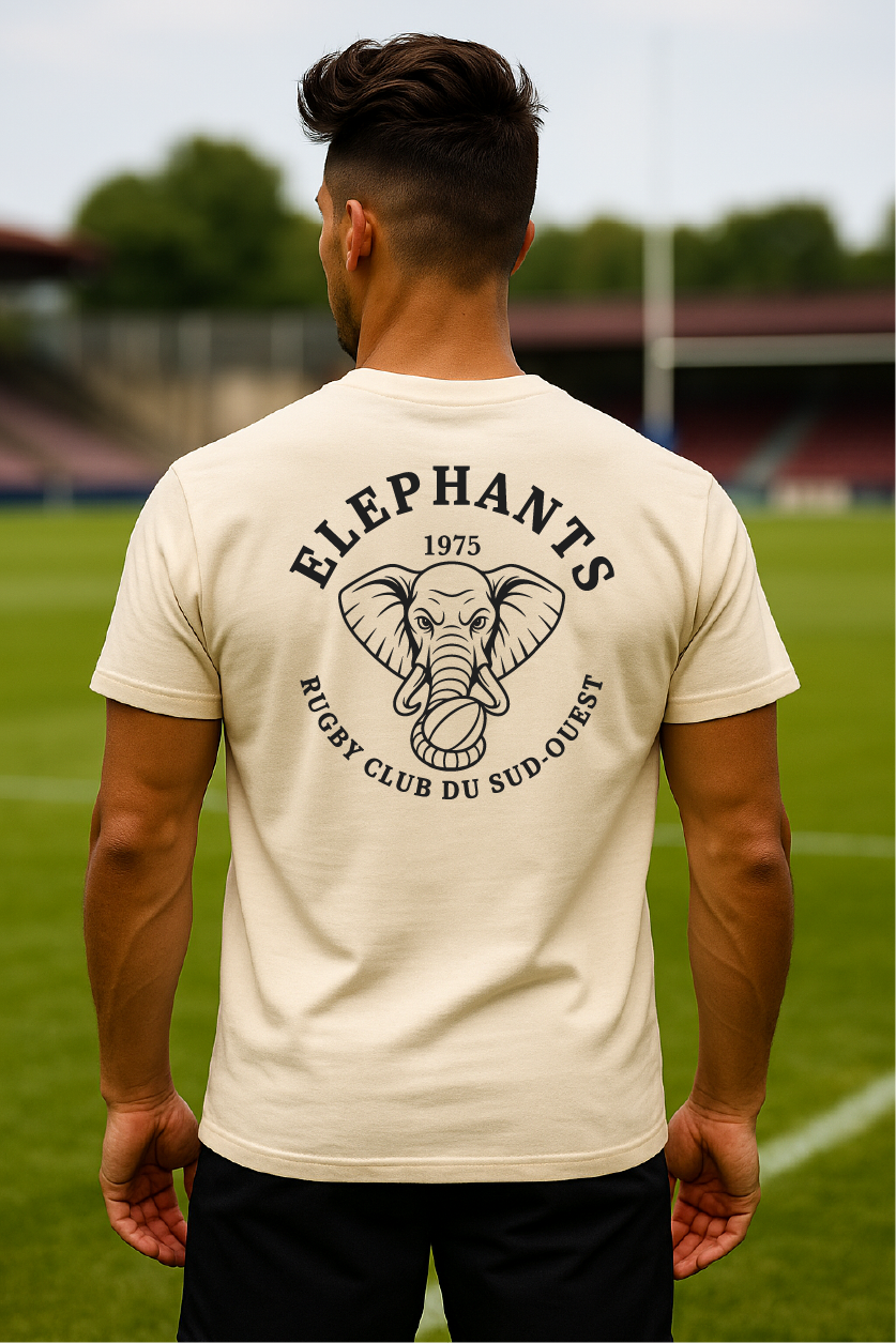 Homme portant un t-shirt crème avec logo éléphant du Rugby Club du Sud-Ouest