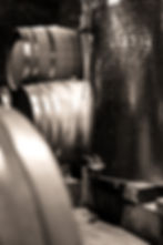 Cuves et barriques dans la cave du Domaine Pichat