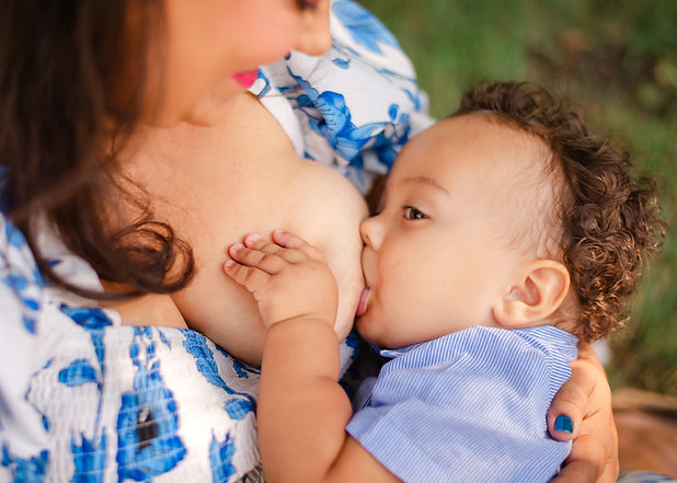 outdoor breastfeeding West Kelowna photography okanagan BC