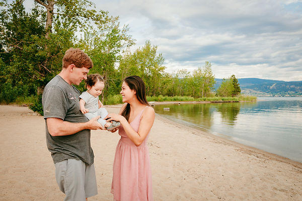 Summerland okanagan beach family photo_e