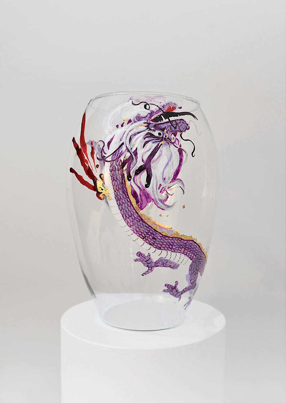 Dragão Ferido (Injured Dragon - Vase 2), glass vase, enamel, gold leaf and varnish, 21x14x11cm, 2022
